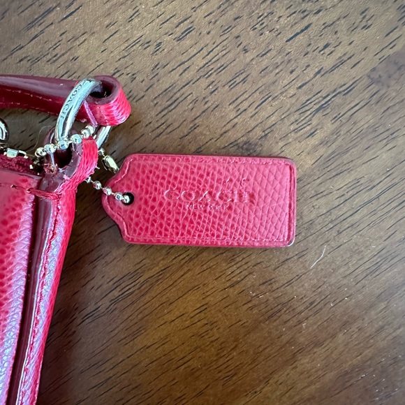 Coach red leather cross-body bag with adjustable strap - Picture 3 of 6